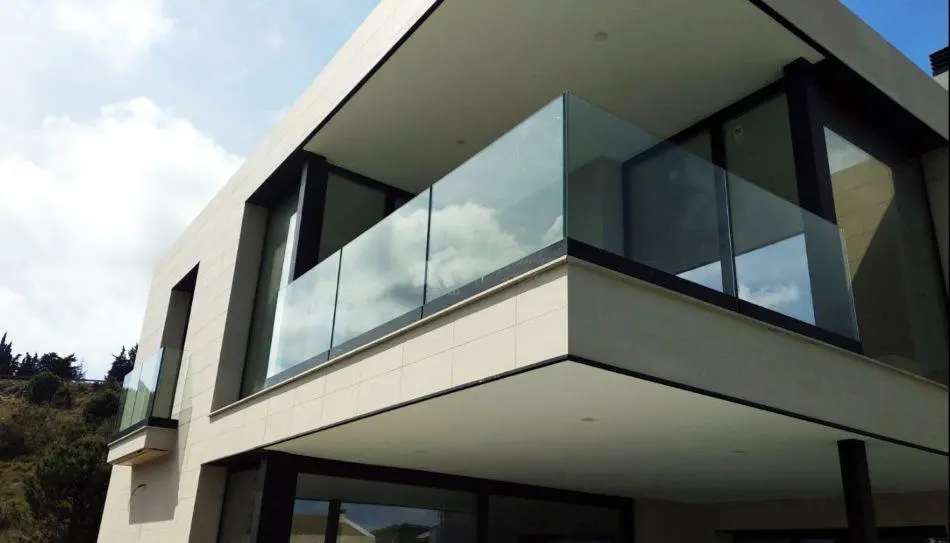 Las ventajas de la barandillas de cristal para balcones y terrazas